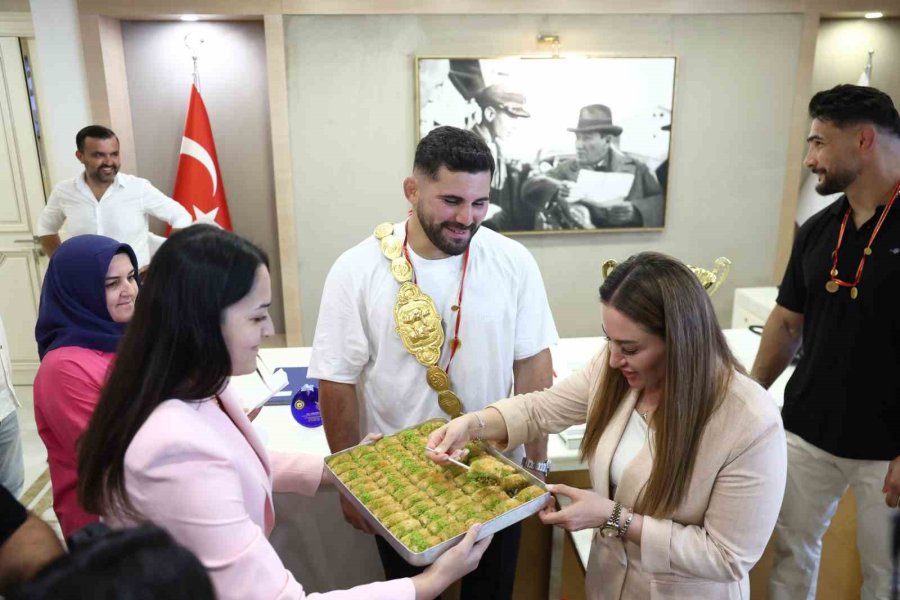 Kırkpınar Başpehlivanı Erkan Taş’a Antalya’da Coşkulu Karşılama