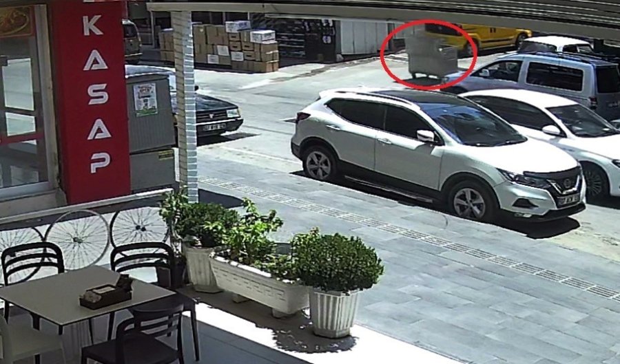 Kontrolden Çıkan Çöp Konteyneri Caddeye Dalıp Araca Çarptı: O Anlar Kamerada
