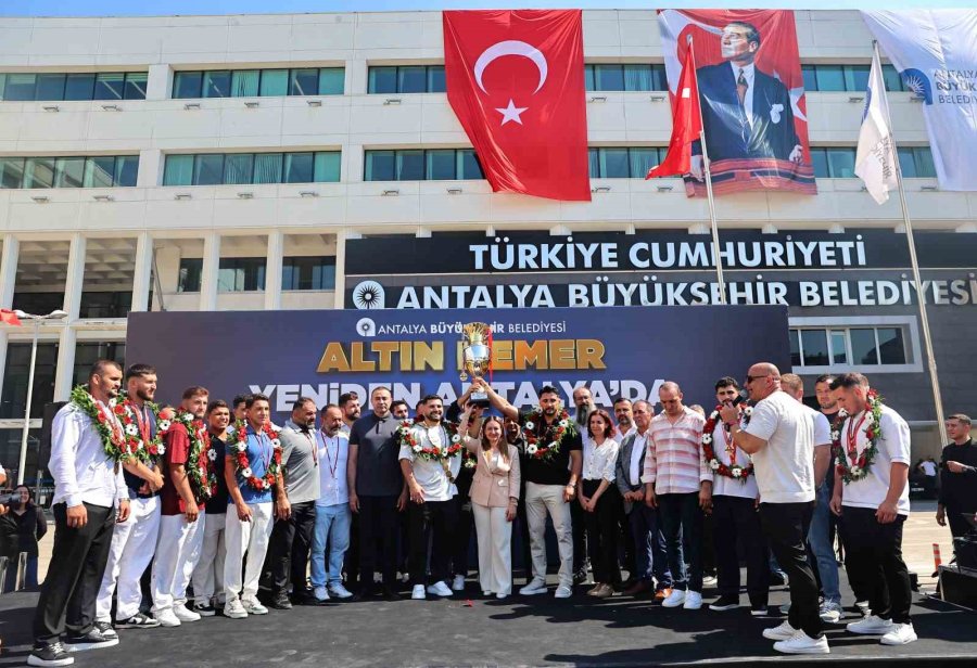Kırkpınar Başpehlivanı Erkan Taş’a Antalya’da Coşkulu Karşılama