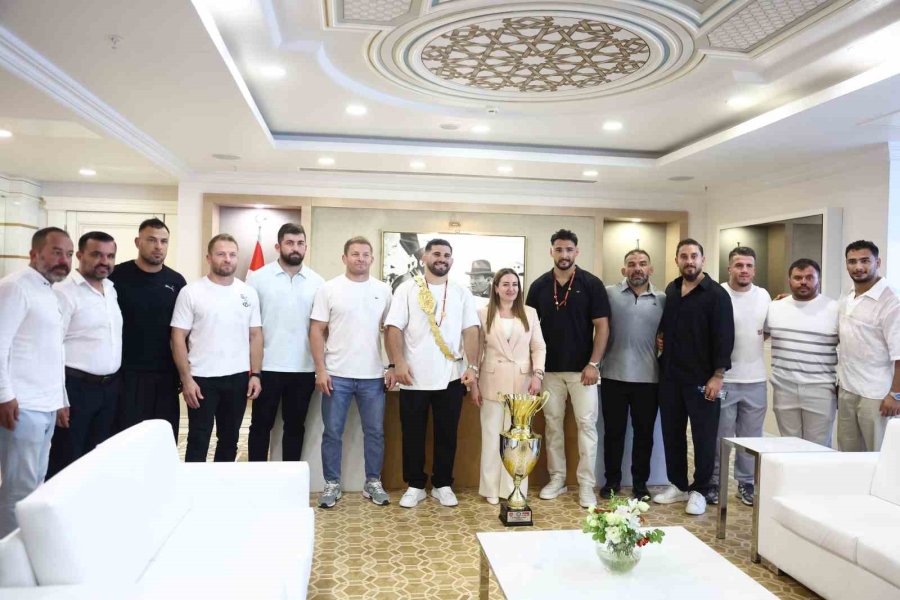 Kırkpınar Başpehlivanı Erkan Taş’a Antalya’da Coşkulu Karşılama