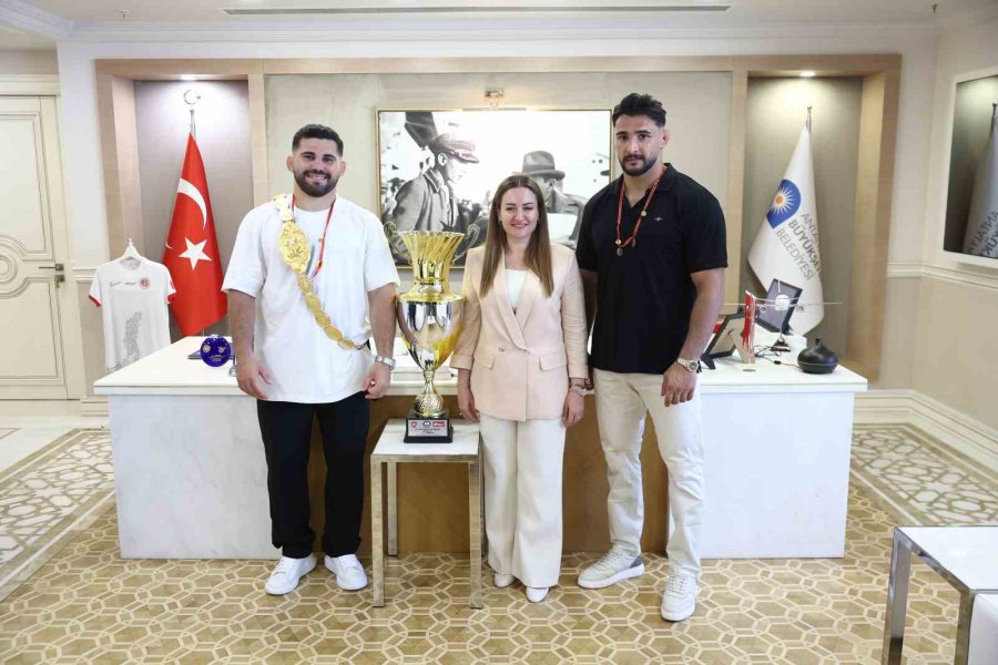 Kırkpınar Başpehlivanı Erkan Taş’a Antalya’da Coşkulu Karşılama