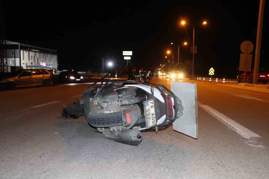 Otomobille Çarpışan Motosikletteki 2 Kişi Yaralandı