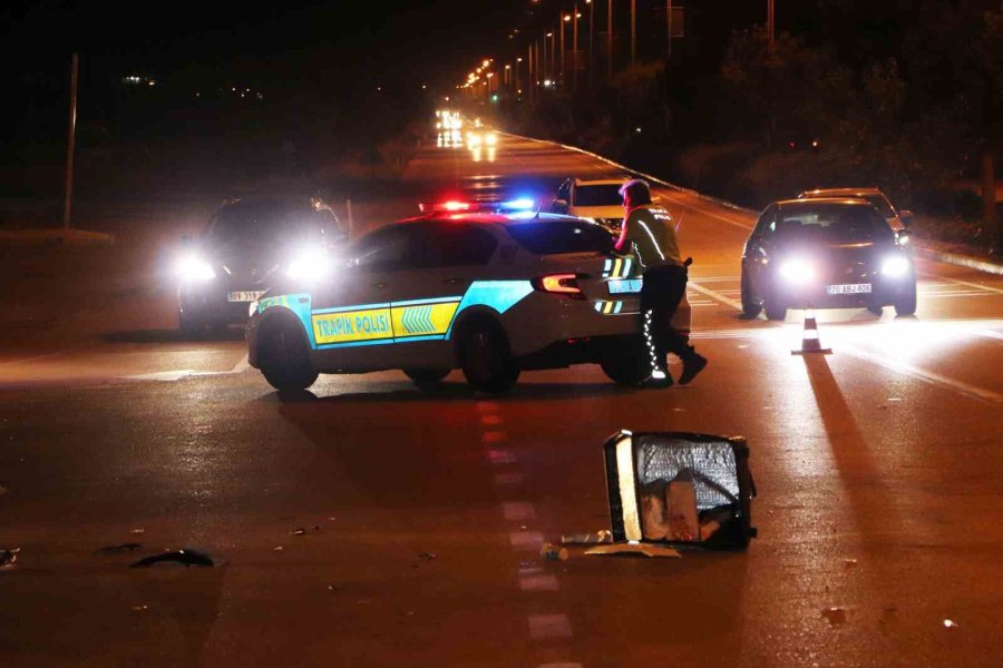 Otomobille Çarpışan Motosikletteki 2 Kişi Yaralandı
