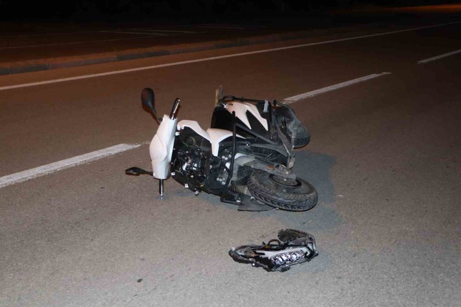 Otomobille Çarpışan Motosikletteki 2 Kişi Yaralandı