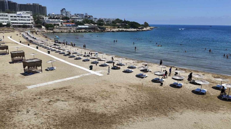 Mersin’de Plajlar Yaz Sezonunda Yoğun İlgi Görüyor