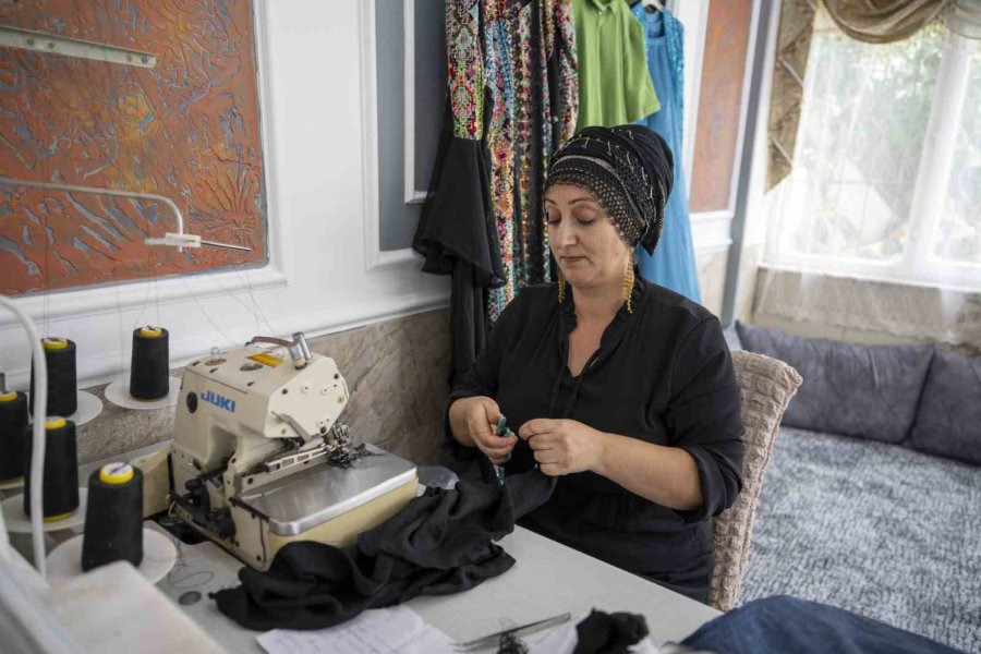 Mersin’de Aldığı Eğitimle Evinden Üretip Kazanmaya Başladı