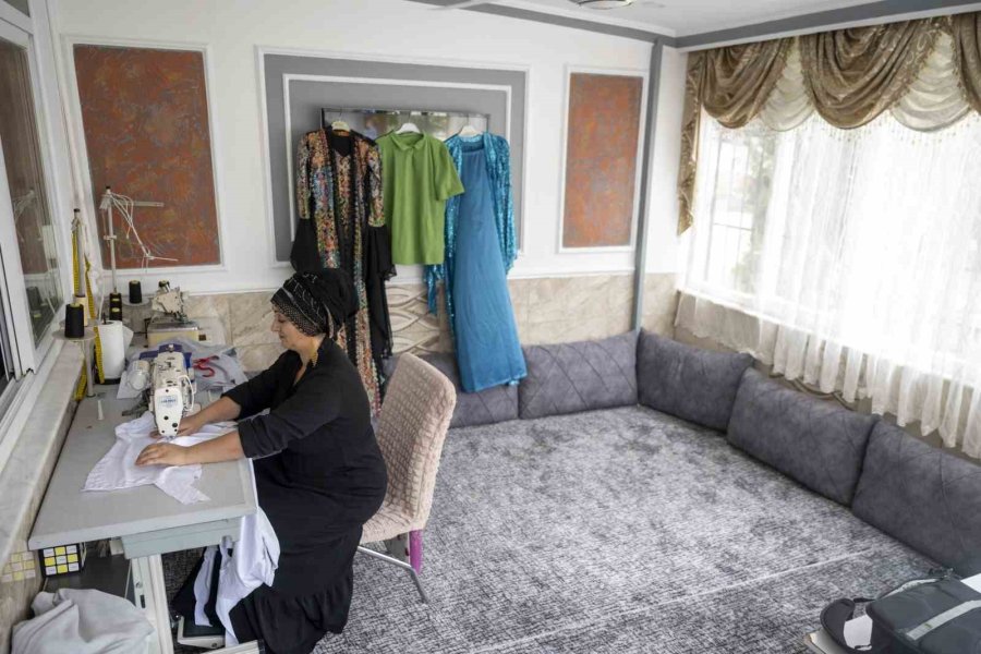 Mersin’de Aldığı Eğitimle Evinden Üretip Kazanmaya Başladı