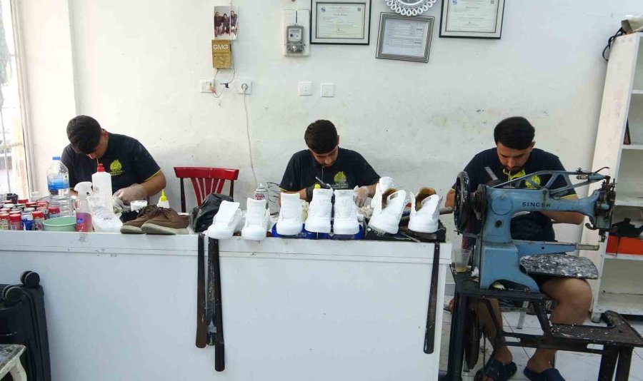 Bu Da Modern Ayakkabı Tamircisi: Babadan Kalma Mesleğini Artık Milyonlar İzliyor, Her İlden Talep Geliyor