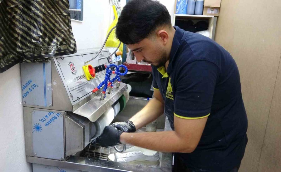 Bu Da Modern Ayakkabı Tamircisi: Babadan Kalma Mesleğini Artık Milyonlar İzliyor, Her İlden Talep Geliyor
