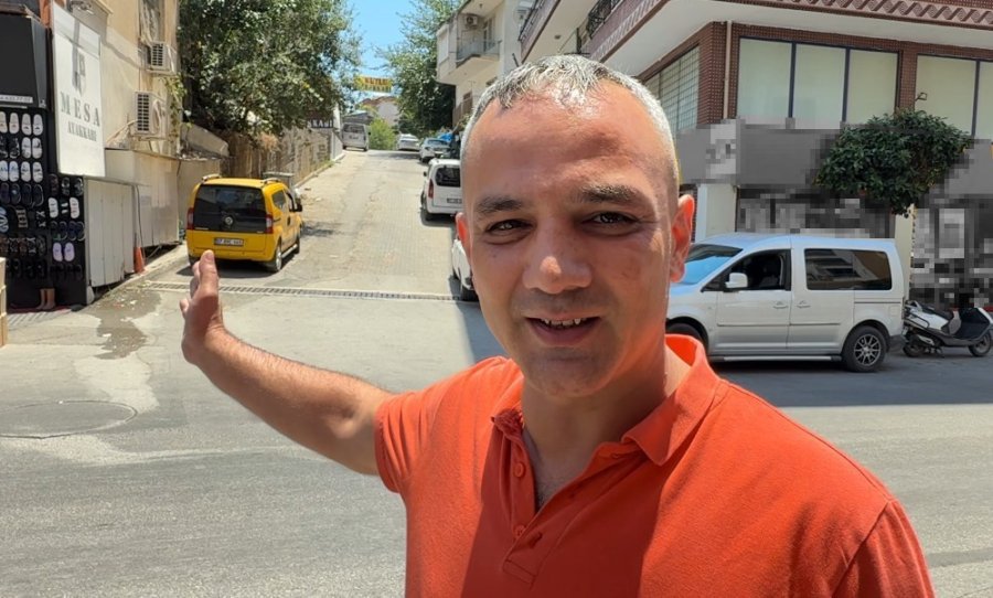 Kontrolden Çıkan Çöp Konteyneri Caddeye Dalıp Araca Çarptı: O Anlar Kamerada