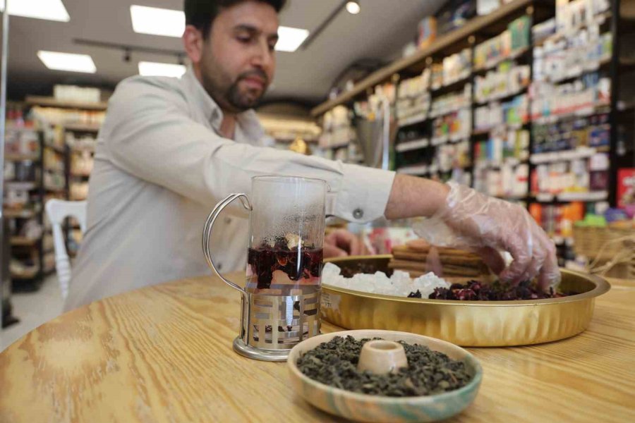 Yaz Sıcaklarında Doğal Serinlik: Hibiskus Şerbeti Hem Ferahlatıyor Hem Destek Oluyor