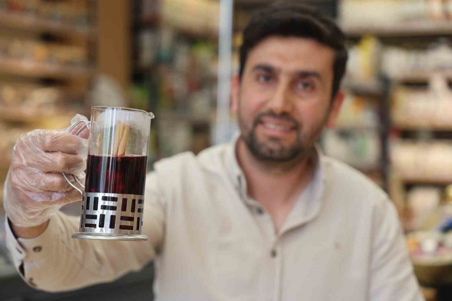 Yaz Sıcaklarında Doğal Serinlik: Hibiskus Şerbeti Hem Ferahlatıyor Hem Destek Oluyor
