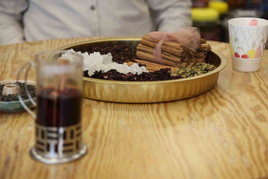 Yaz Sıcaklarında Doğal Serinlik: Hibiskus Şerbeti Hem Ferahlatıyor Hem Destek Oluyor