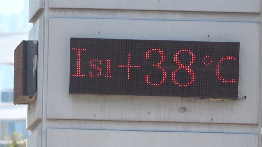 Antalya’da Termometreler 38 Dereceyi Gösterdi, Sahiller Doldu