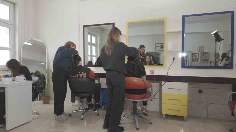 Gençler Hem Meslek Öğreniyor Hem Üretiyor