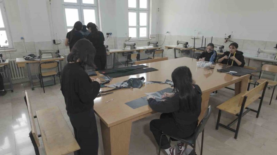 Gençler Hem Meslek Öğreniyor Hem Üretiyor