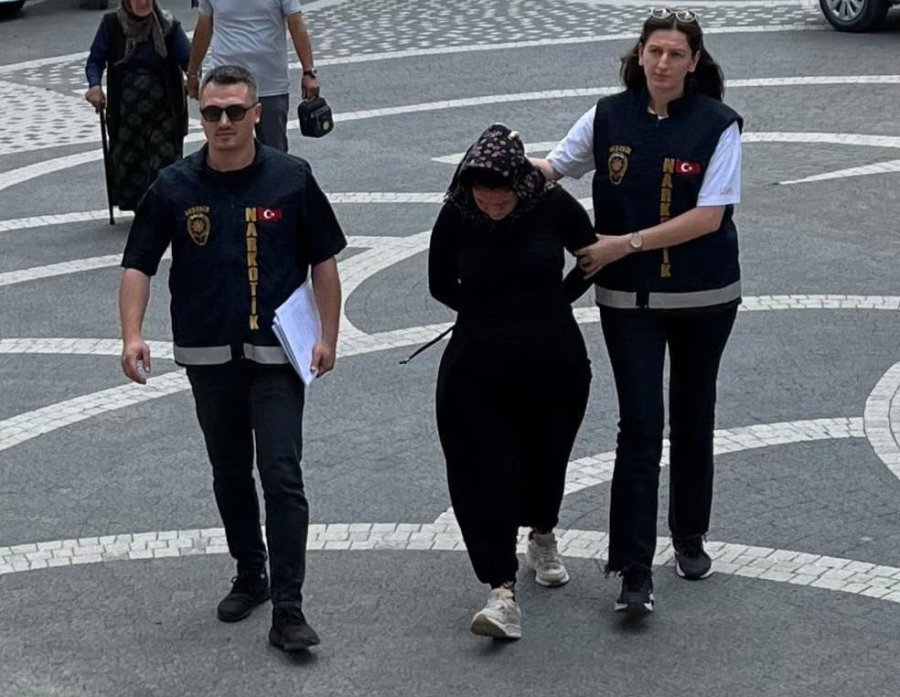 Tutuklu Oğlunu Ziyarete Gitti, Üzerinden 18 Uyuşturucu Hap Çıktı