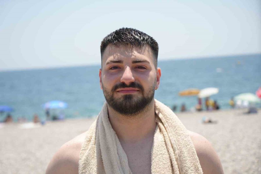 Antalya’da Termometreler 38 Dereceyi Gösterdi, Sahiller Doldu