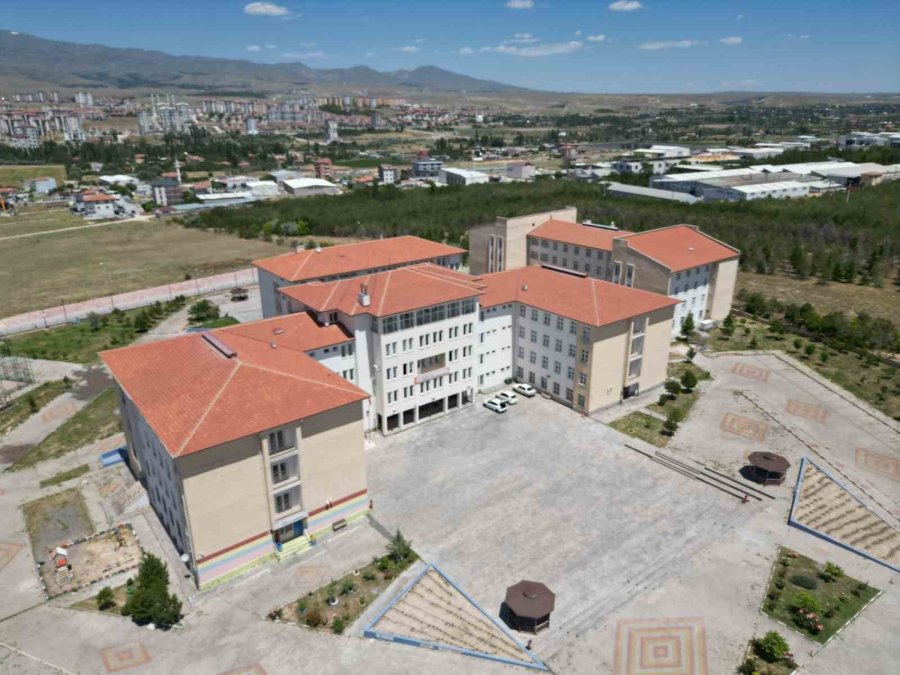 Gençler Hem Meslek Öğreniyor Hem Üretiyor