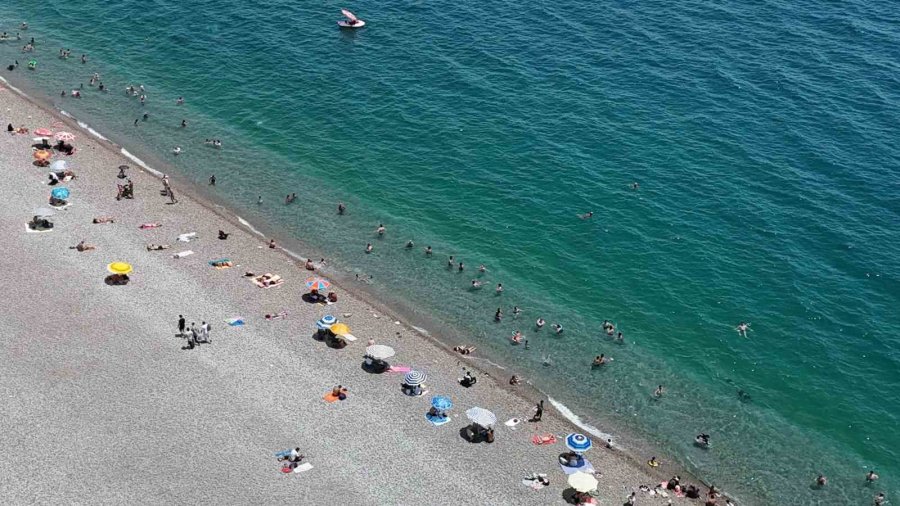 Antalya’da Termometreler 38 Dereceyi Gösterdi, Sahiller Doldu
