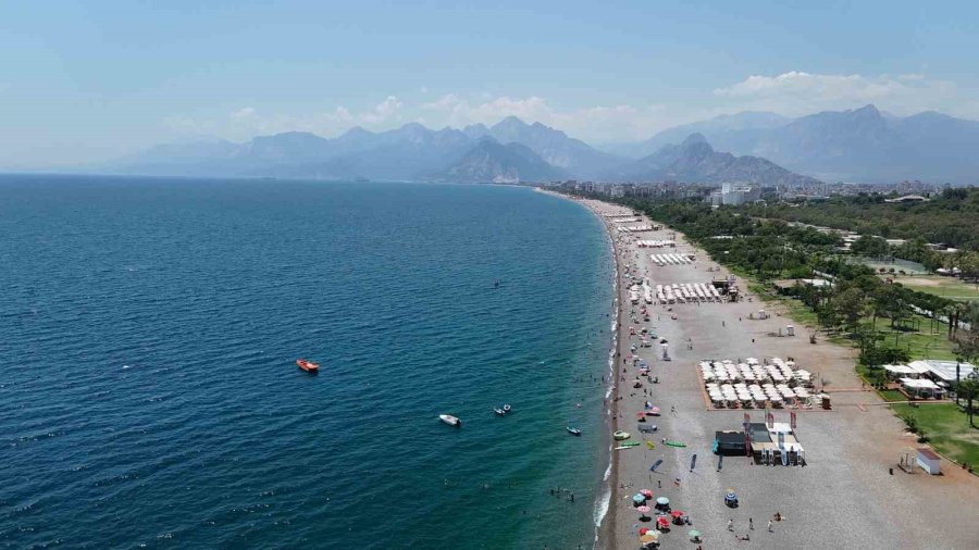 Antalya’da Termometreler 38 Dereceyi Gösterdi, Sahiller Doldu