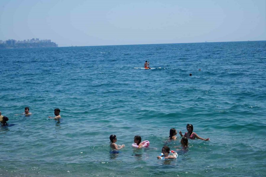 Antalya’da Termometreler 38 Dereceyi Gösterdi, Sahiller Doldu
