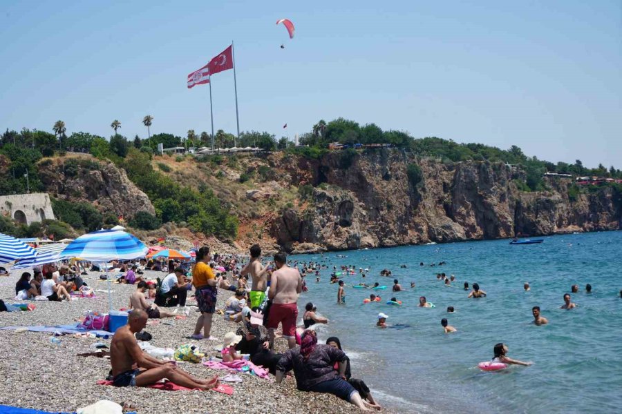 Antalya’da Termometreler 38 Dereceyi Gösterdi, Sahiller Doldu