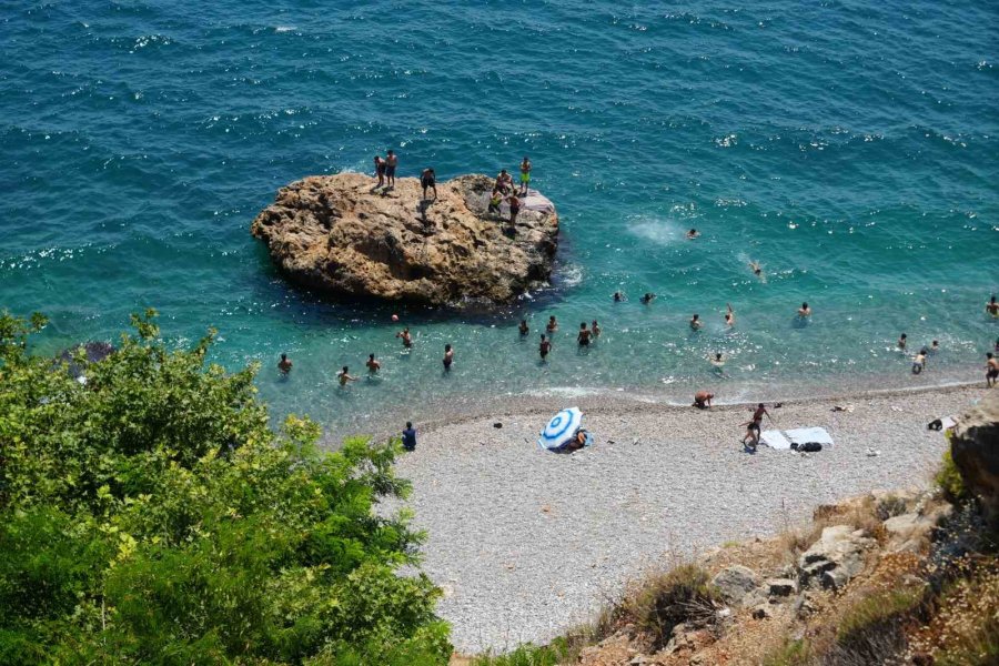 Antalya’da Termometreler 38 Dereceyi Gösterdi, Sahiller Doldu