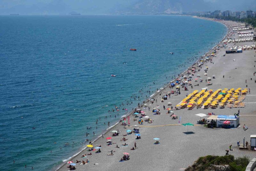 Antalya’da Termometreler 38 Dereceyi Gösterdi, Sahiller Doldu