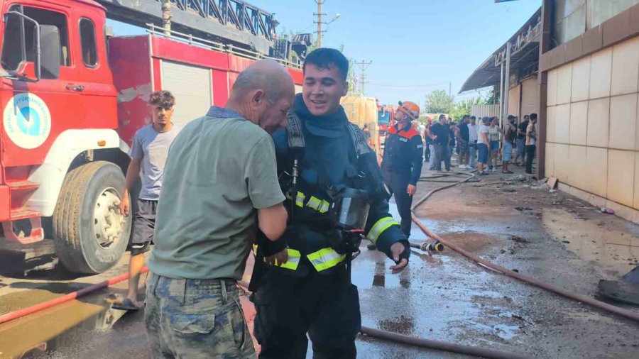 Depoda Çıkan Yangın Yanındaki İş Yerlerine Sıçradı