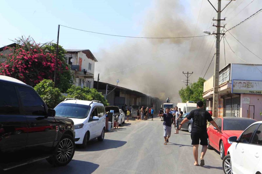 Depoda Çıkan Yangın Yanındaki İş Yerlerine Sıçradı