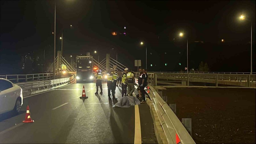 Alanya’da Motosiklet Bariyerlere Çarptı, Sürücü Hayatını Kaybetti