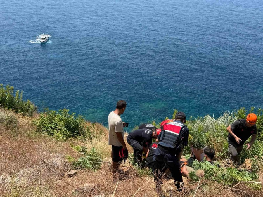 Denize Uçan Otomobilin 7 Saatlik Operasyonla Kurtarılan Sürücüsü Hastanede Hayatını Kaybetti
