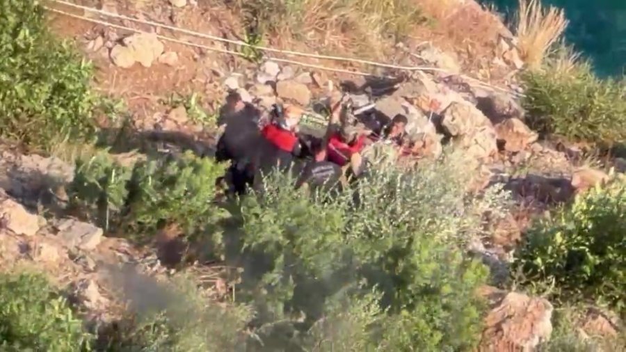 Denize Uçan Otomobilin 7 Saatlik Operasyonla Kurtarılan Sürücüsü Hastanede Hayatını Kaybetti