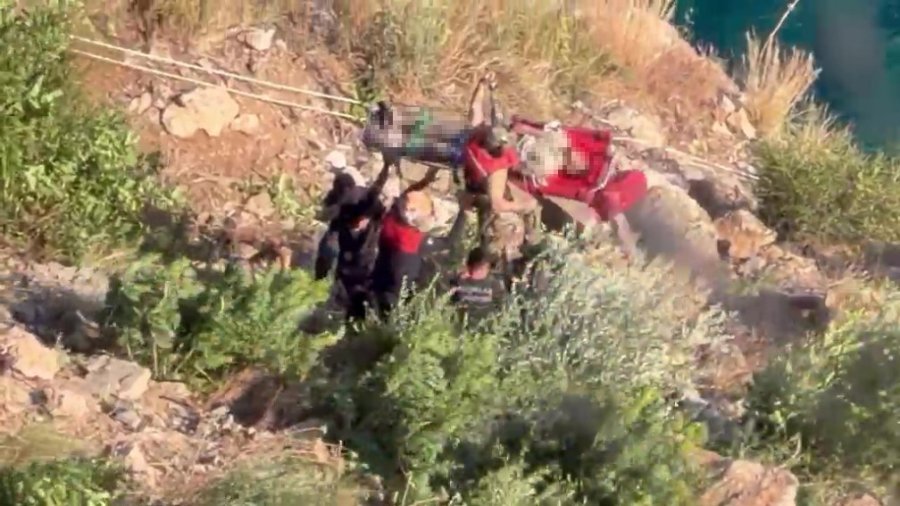 Denize Uçan Otomobilin 7 Saatlik Operasyonla Kurtarılan Sürücüsü Hastanede Hayatını Kaybetti