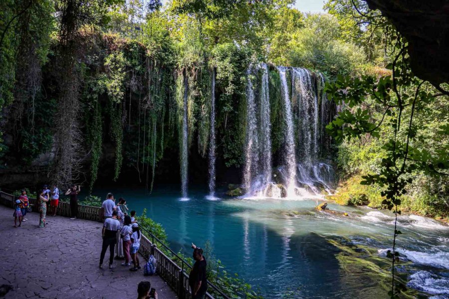 Düden Şelalesi Sıcak Antalya Günlerinde Ziyaretçilerine Serin Mola Mekanı Oldu