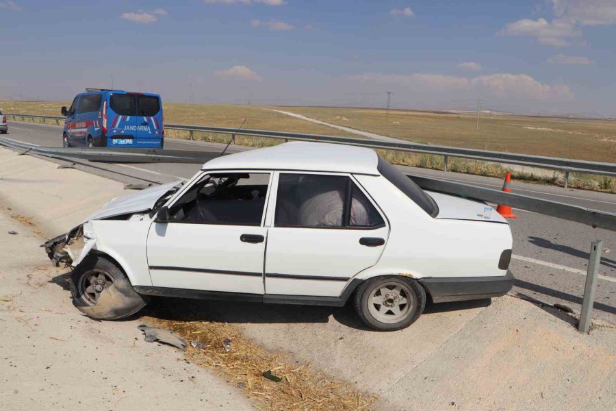 Bariyerlere Çarpan Otomobil İki Büklüm Oldu: 1 Yaralı