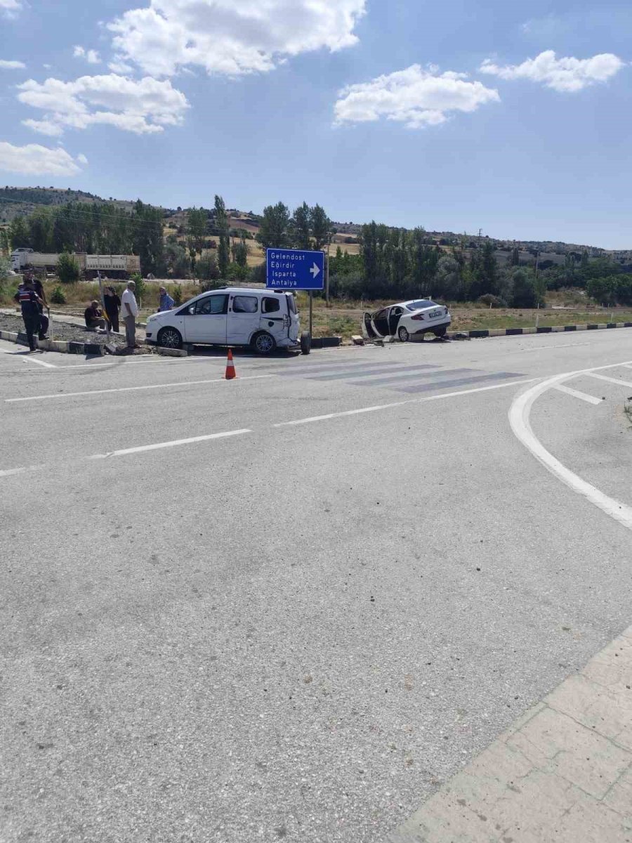 Isparta’da Trafik Kazası Ucuz Atlatıldı