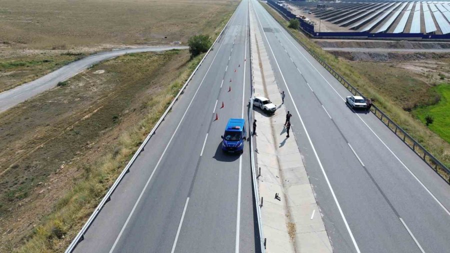 Bariyerlere Çarpan Otomobil İki Büklüm Oldu: 1 Yaralı