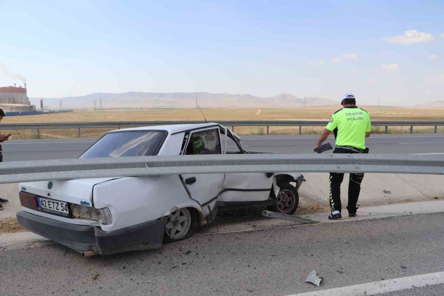 Bariyerlere Çarpan Otomobil İki Büklüm Oldu: 1 Yaralı