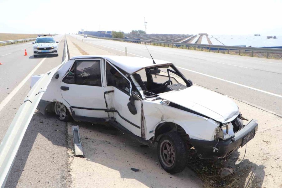 Bariyerlere Çarpan Otomobil İki Büklüm Oldu: 1 Yaralı