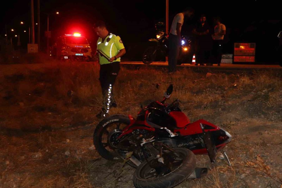 Otomobille Çarpışan Motosiklet Şarampole Savruldu: 1 Yaralı