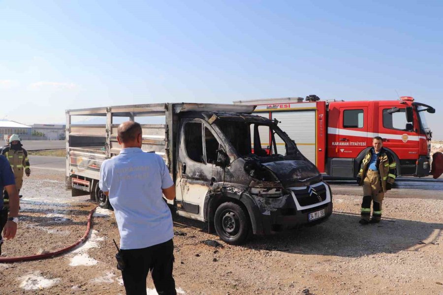Kasasındaki Atık Malzemeler Tutuşan Kamyonet Yanarak Demir Yığınına Döndü