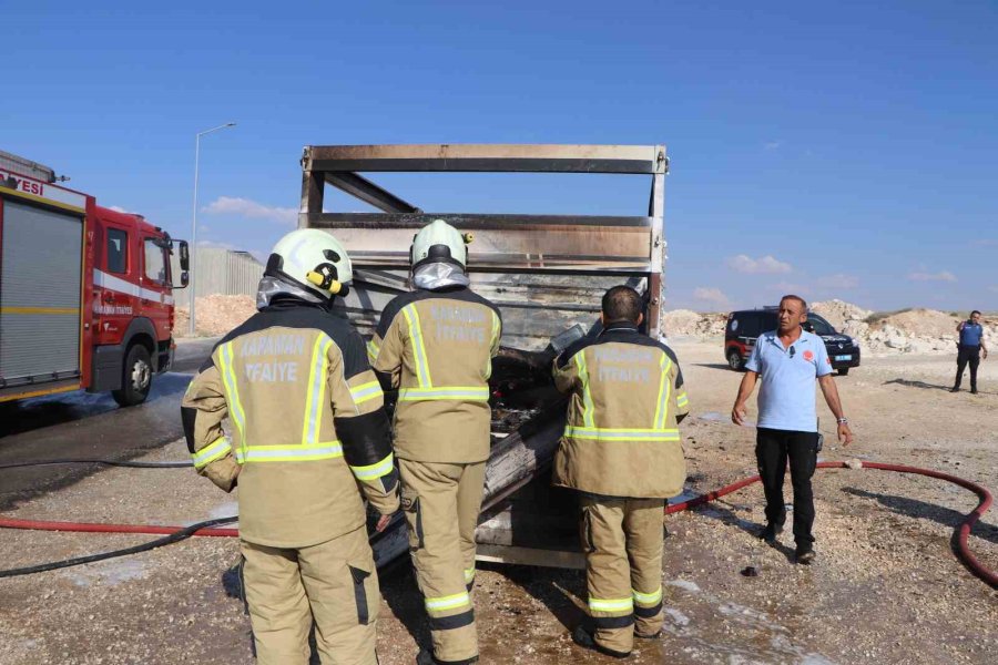 Kasasındaki Atık Malzemeler Tutuşan Kamyonet Yanarak Demir Yığınına Döndü