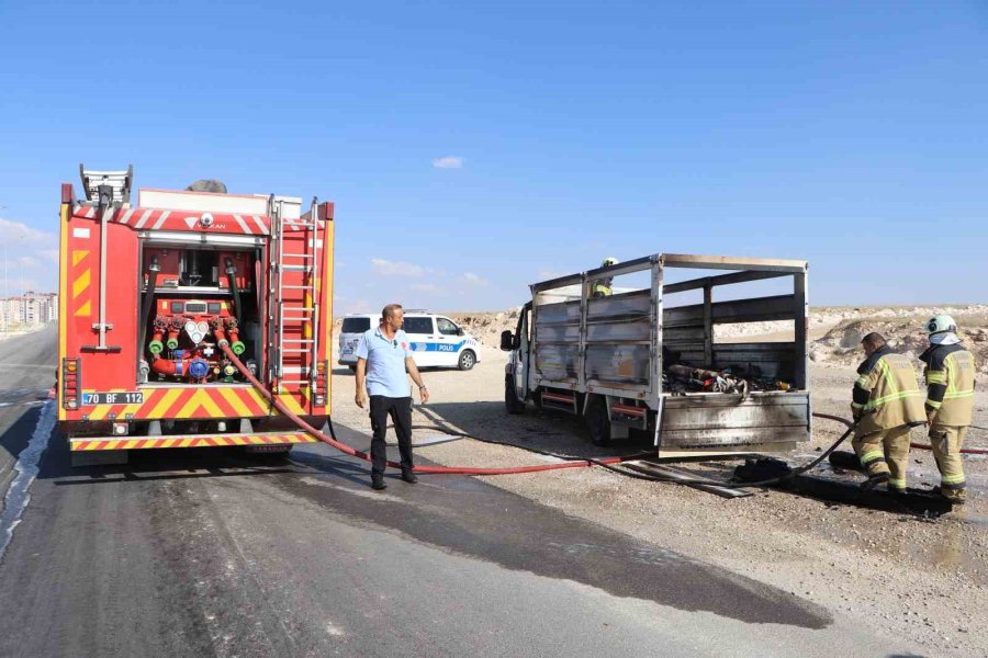 Kasasındaki Atık Malzemeler Tutuşan Kamyonet Yanarak Demir Yığınına Döndü