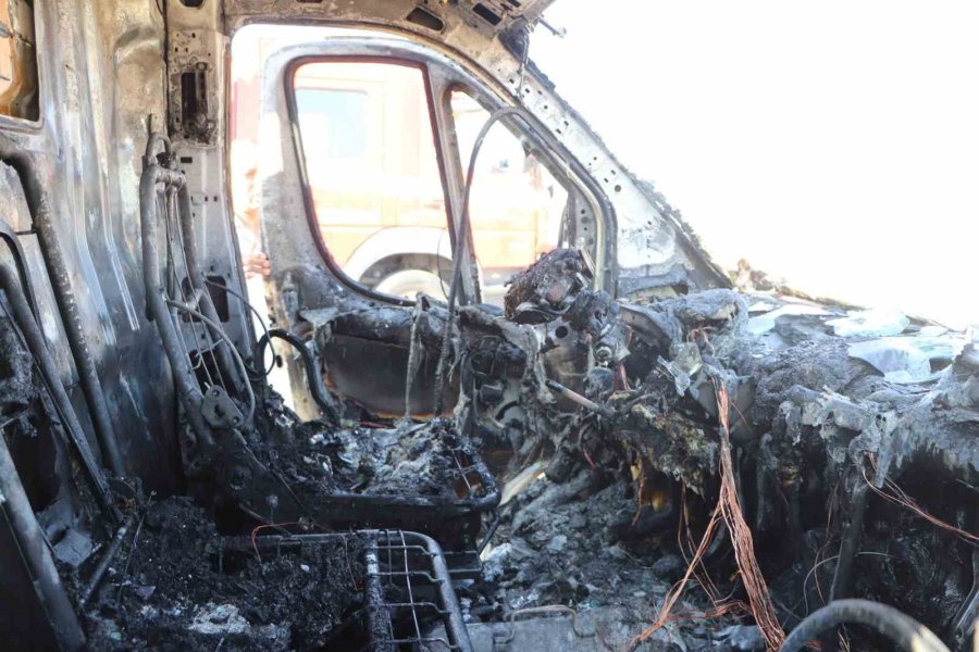 Kasasındaki Atık Malzemeler Tutuşan Kamyonet Yanarak Demir Yığınına Döndü