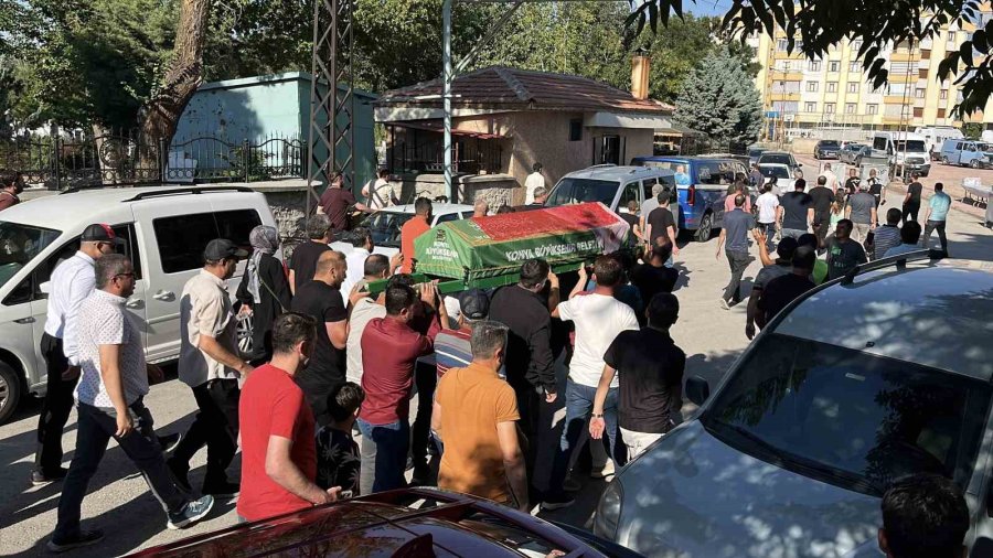 Konya’nın ‘kırmızılı Kadını’ Son Yolculuğuna Uğurlandı
