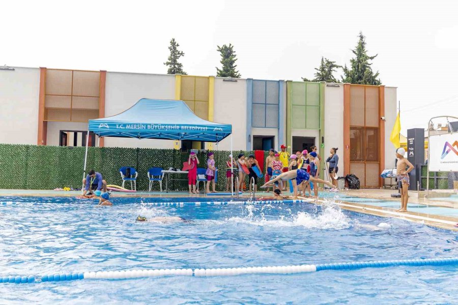 Mersin’de 7’den 77’ye Herkes Yüzme Kurslarında Buluşuyor