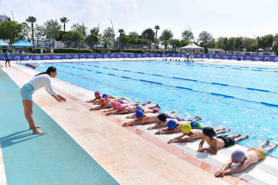 Mersin’de 7’den 77’ye Herkes Yüzme Kurslarında Buluşuyor