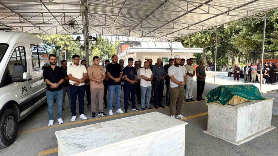 Balkonda Akıma Kapılarak Ölen 1,5 Yaşındaki Yamaç Ali Son Yolculuğuna Uğurlandı